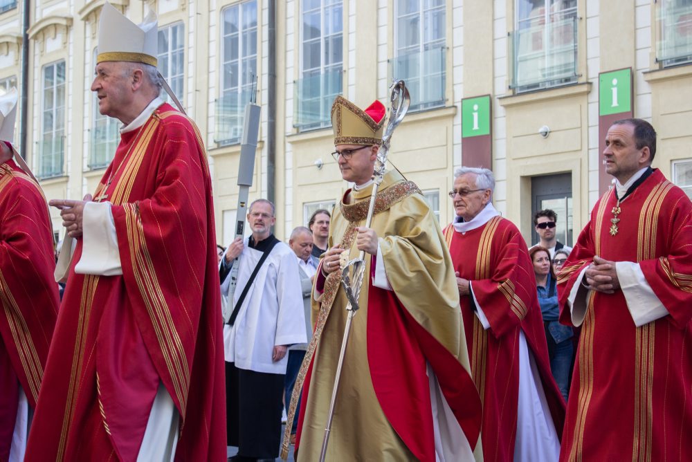 Pražská katedrála má nový organ, levitujúci vzhľad píšťal navrhol Slovák P. Olah