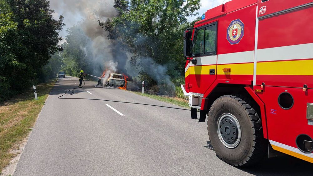 Požiar vozidla neďaleko Dunajskej Stredy 