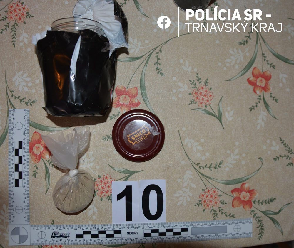 Polícia obvinila dvojicu, ktorá v okrese Galanta predávala drogy