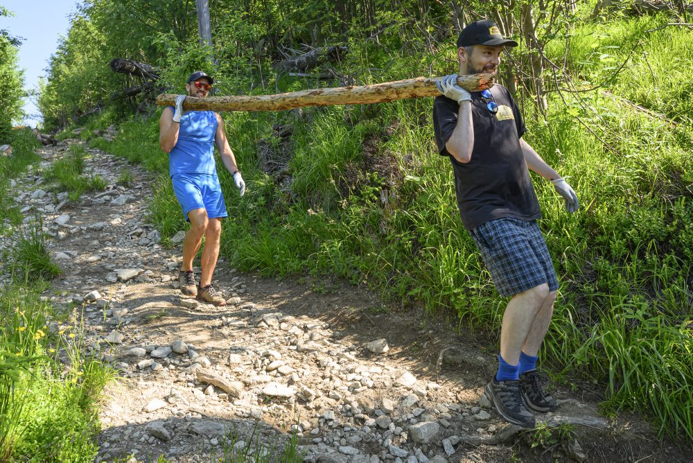 Dobrovoľníci26: Stovky ľudí pomáhajú obnovovať turistickú infraštruktúru