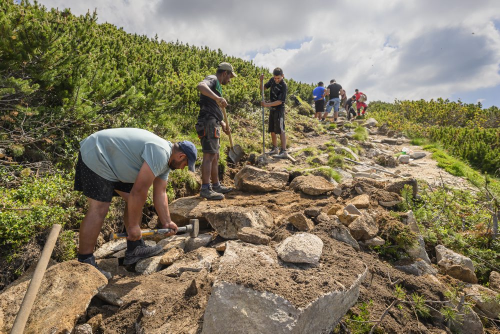 Dobrovoľníci26: Stovky ľudí pomáhajú obnovovať turistickú infraštruktúru