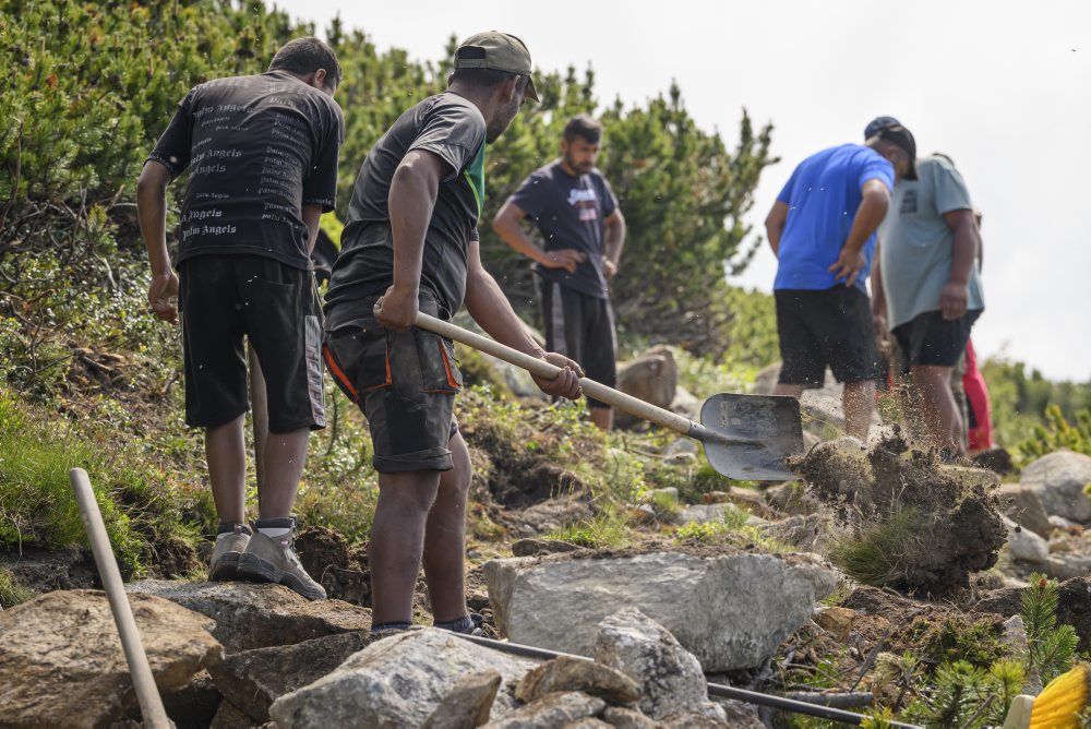 Dobrovoľníci26: Stovky ľudí pomáhajú obnovovať turistickú infraštruktúru