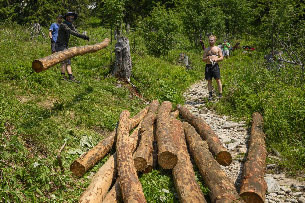 Dobrovoľníci26: Stovky ľudí pomáhajú obnovovať turistickú infraštruktúru