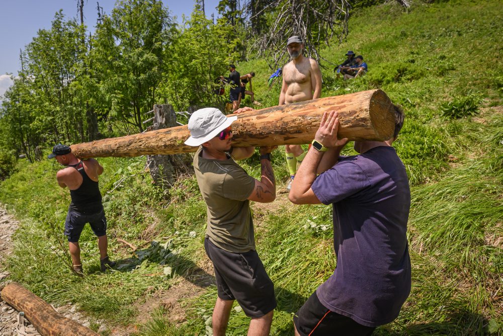 Dobrovoľníci26: Stovky ľudí pomáhajú obnovovať turistickú infraštruktúru