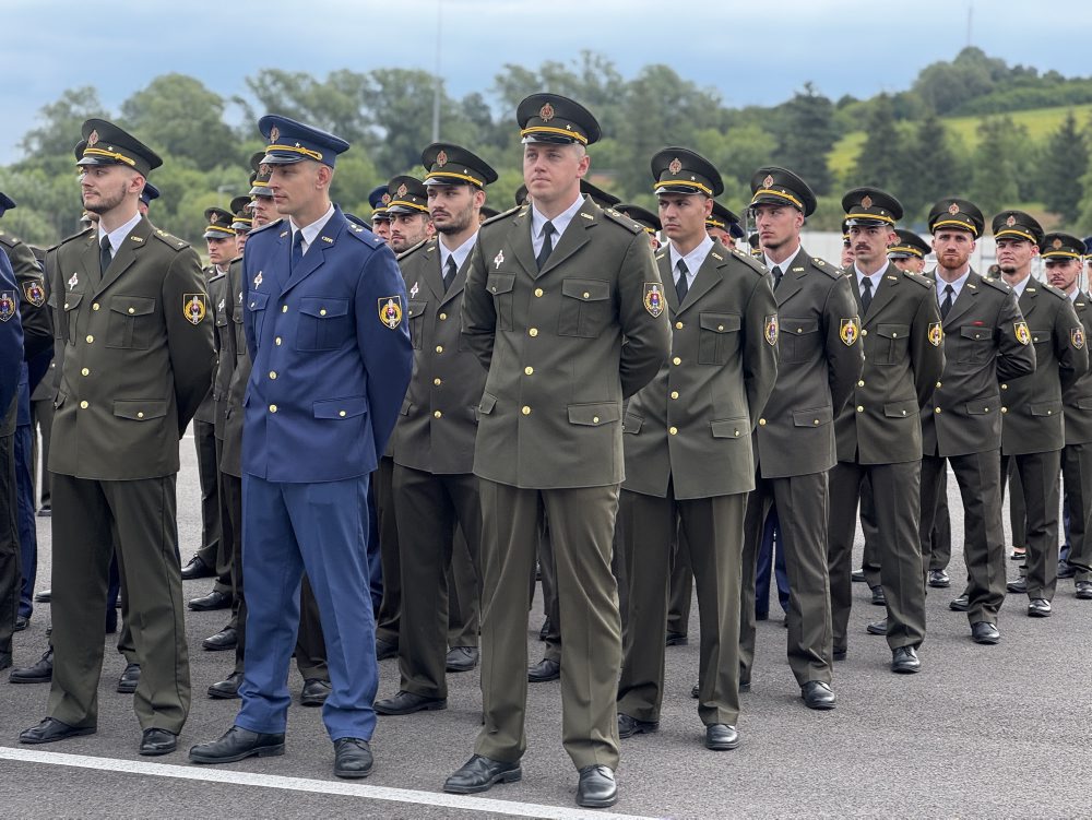 AOS pasovala do hodnosti poručík celkovo 103 mladých dôstojníkov, z toho 22 žien