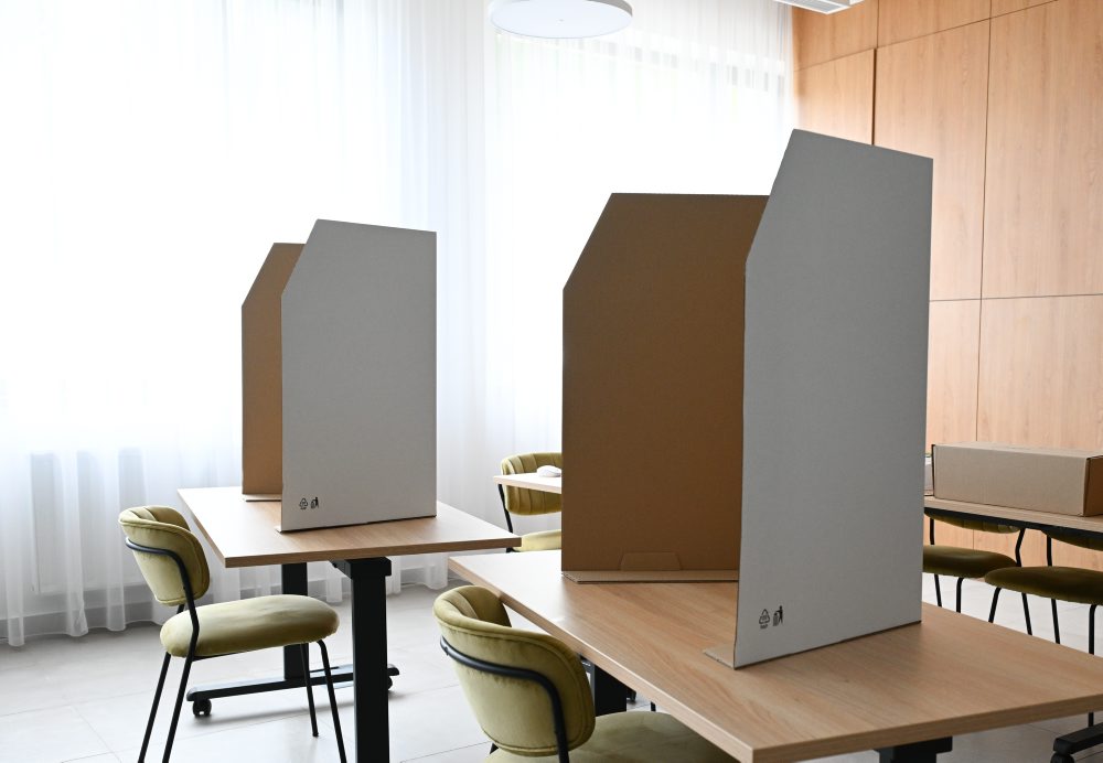 Referendum: Príprava volebnej miestnosti na mestskom úrade v Starej Turej