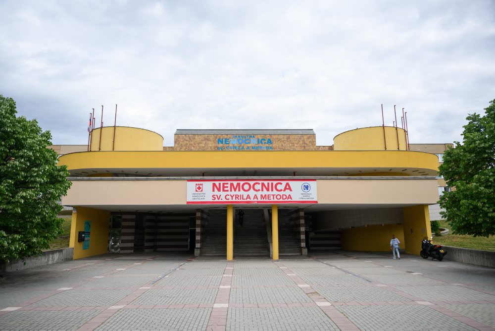 Otvorenie zrekonštruovaného Psychiatrického oddelenia v Nemocnici sv. Cyrila a Metoda za účasti ministra zdravotníctva SR Kamila Šaška a riaditeľa Univerzitnej nemocnice Bratislava Alexandra Mayera