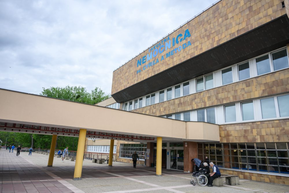 Otvorenie zrekonštruovaného Psychiatrického oddelenia v Nemocnici sv. Cyrila a Metoda za účasti ministra zdravotníctva SR Kamila Šaška a riaditeľa Univerzitnej nemocnice Bratislava Alexandra Mayera
