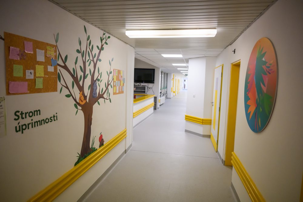 Otvorenie zrekonštruovaného Psychiatrického oddelenia v Nemocnici sv. Cyrila a Metoda za účasti ministra zdravotníctva SR Kamila Šaška a riaditeľa Univerzitnej nemocnice Bratislava Alexandra Mayera