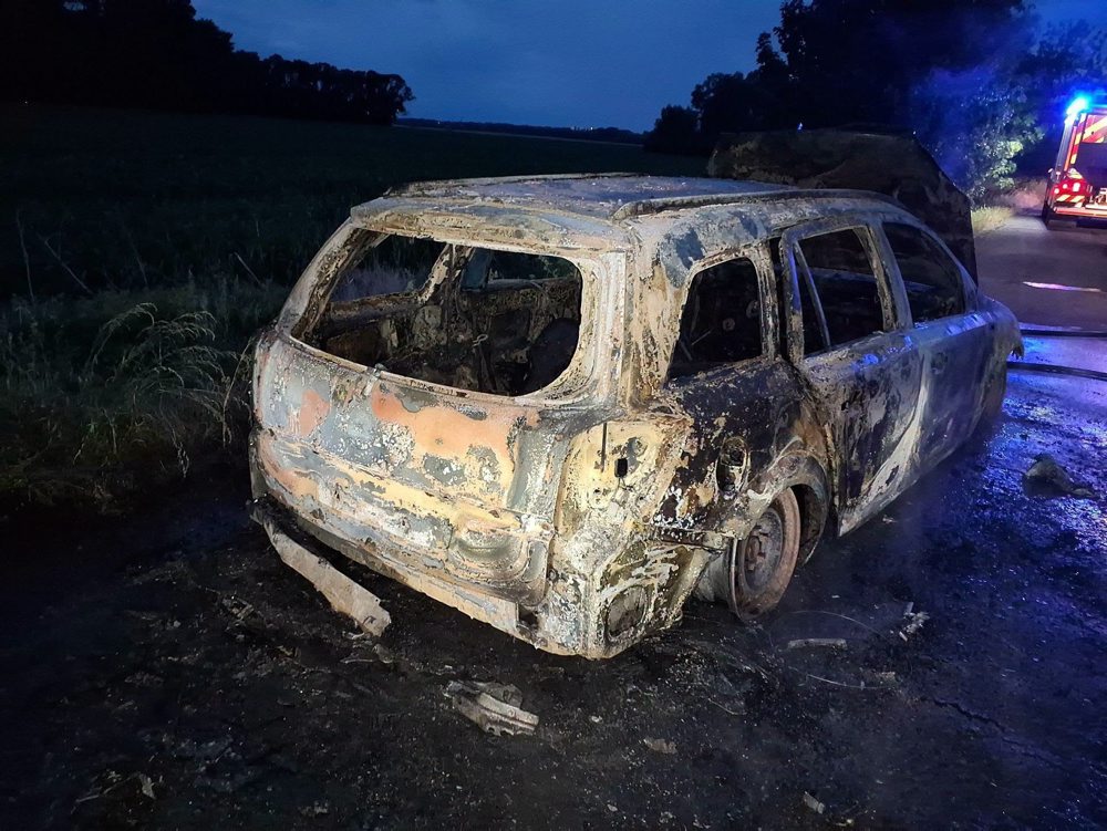 Hasiči z Hlohovca zasahovali pri požiari auta, má ísť o úmyselné podpálenie