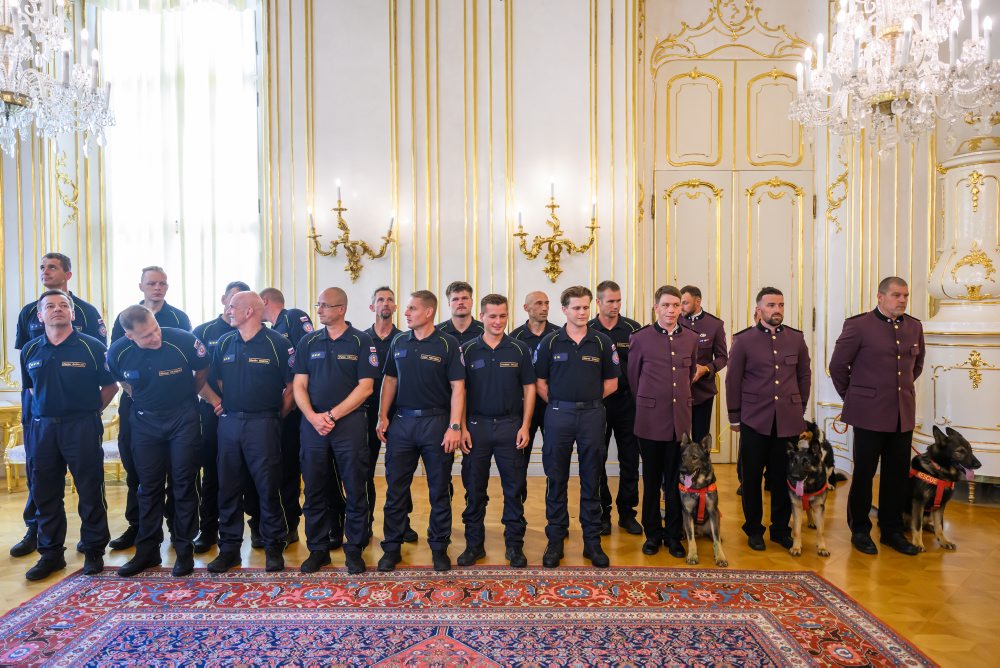 Prezident SR Peter Pellegrini prijal hasičov a horských záchranárov po návrate z Venezuely 