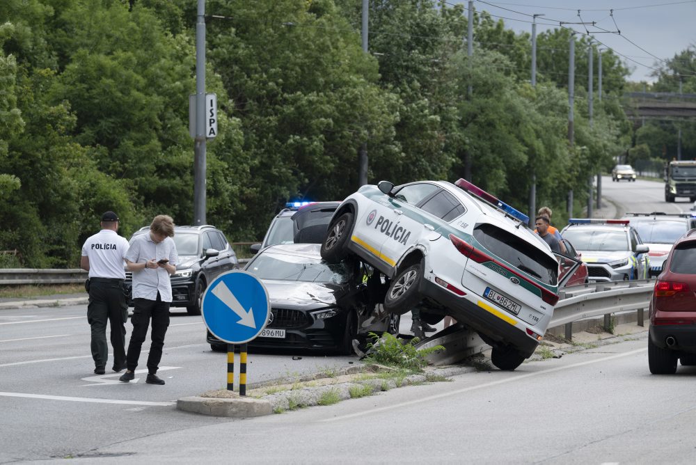 Zrážka policajného auta s osobným vozidlom v Bratislave 