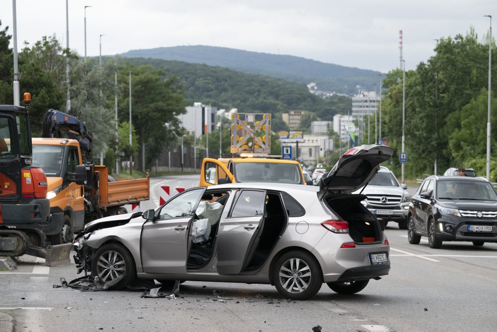 Zrážka policajného auta s osobným vozidlom v Bratislave 