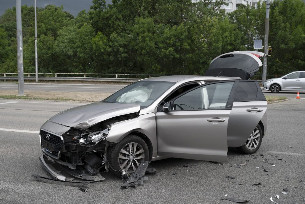 Zrážka policajného auta s osobným vozidlom v Bratislave 
