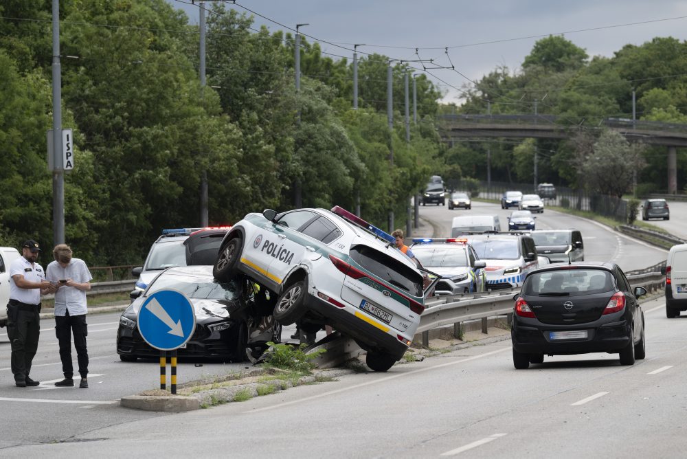 Zrážka policajného auta s osobným vozidlom v Bratislave 