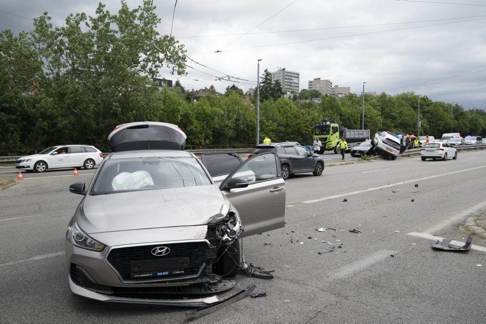 Zrážka policajného auta s osobným vozidlom v Bratislave 