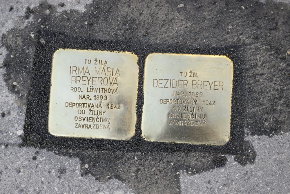 Inštalovanie Kameňov zmiznutých na ulici Fraňa Kráľa v Bratislave