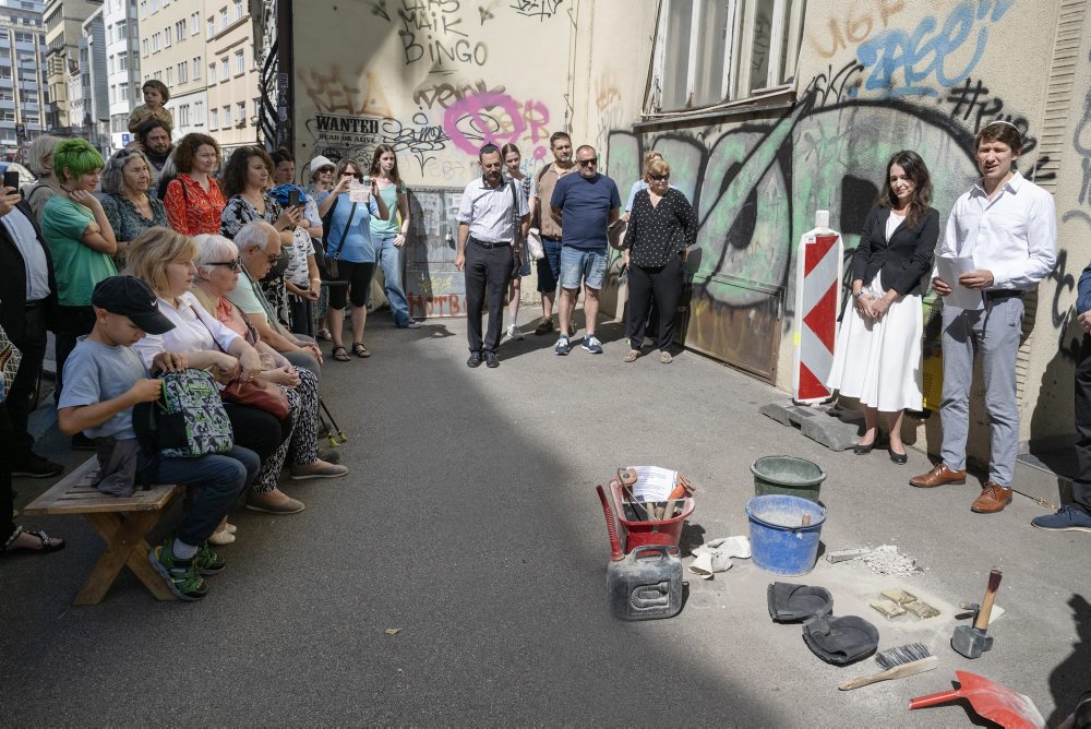 Inštalovanie Kameňov zmiznutých na Grösslingovej ulici v Bratislave