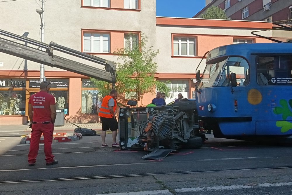Na Vajnorskej ulici v Bratislave pre nehodu nepremávajú električky linky 4