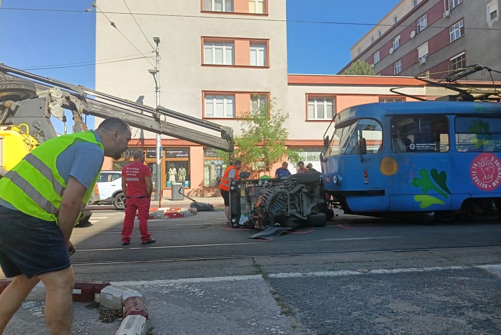 Na Vajnorskej ulici v Bratislave pre nehodu nepremávajú električky linky 4