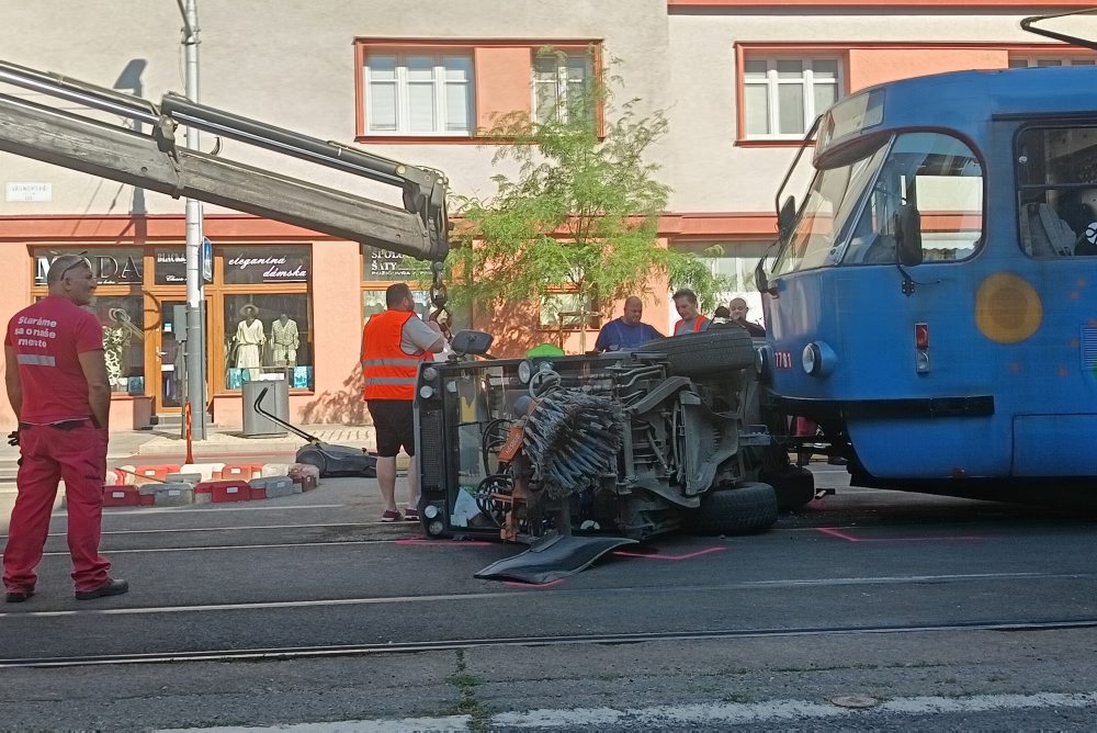 Na Vajnorskej ulici v Bratislave pre nehodu nepremávajú električky linky 4