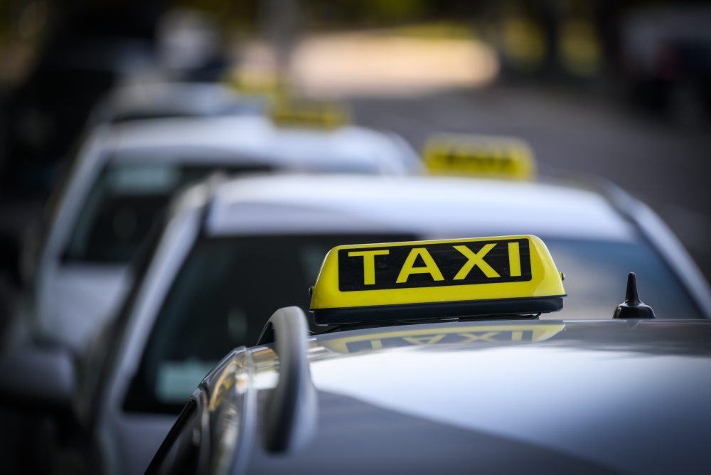 Tlačová konferencia ministra vnútra SR Matúša Šutaja Eštoka a zástupcov Policajného zboru k celoslovenským kontrolám taxislužieb: bezpečnosť cestujúcich na prvom mieste
