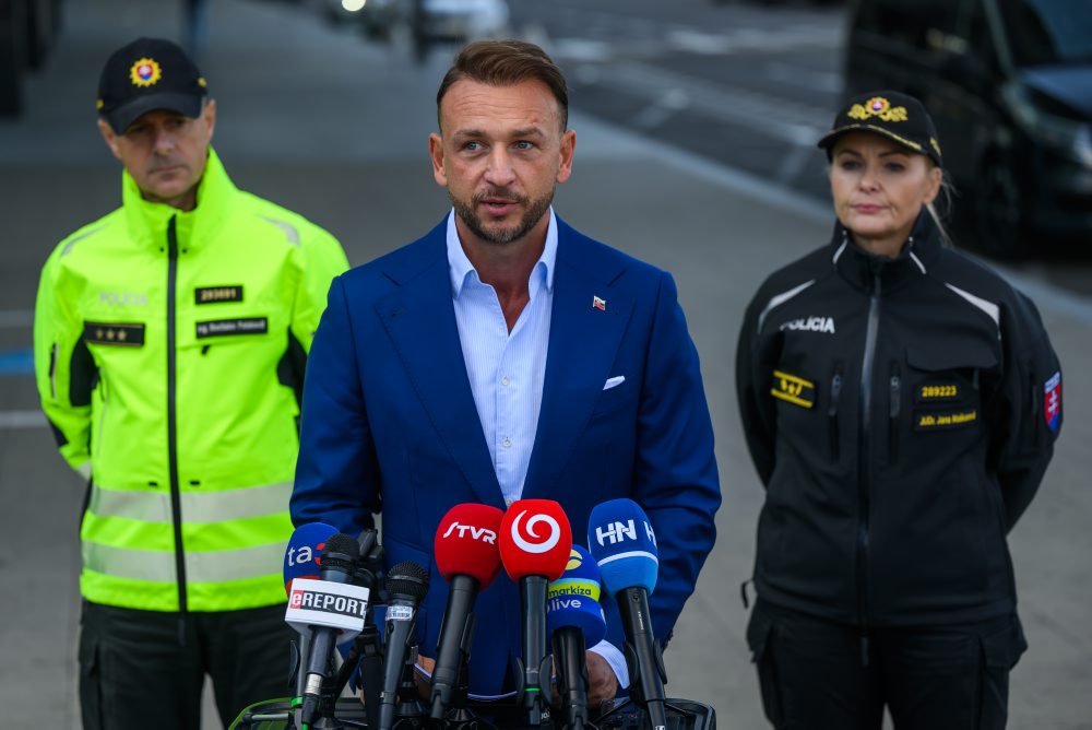 Tlačová konferencia ministra vnútra SR Matúša Šutaja Eštoka a zástupcov Policajného zboru k celoslovenským kontrolám taxislužieb: bezpečnosť cestujúcich na prvom mieste