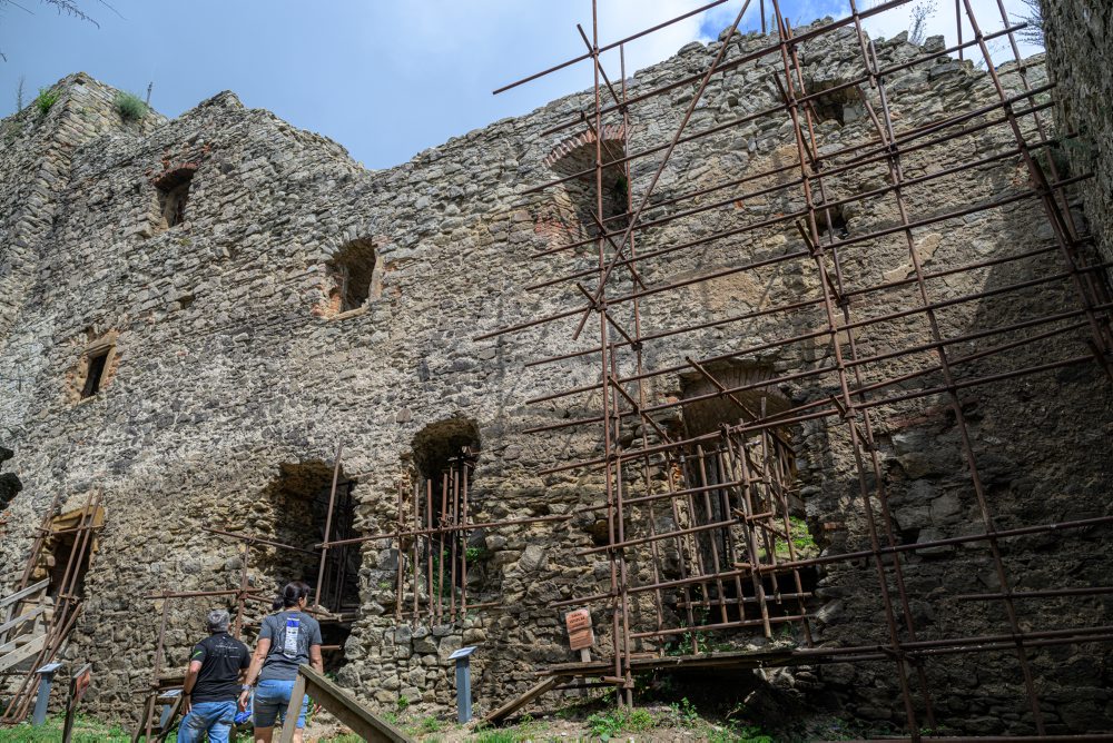 Obnova Kapušianskeho hradu v rámci projektu Ľudia a hrady v obci Kapušany