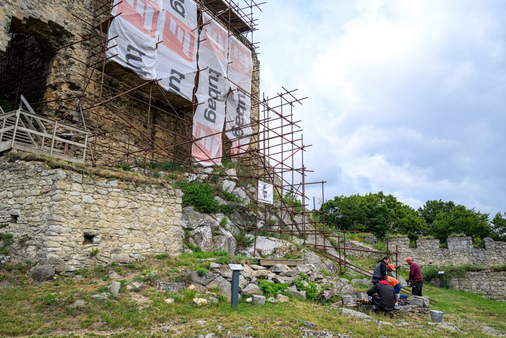 Obnova Kapušianskeho hradu v rámci projektu Ľudia a hrady v obci Kapušany