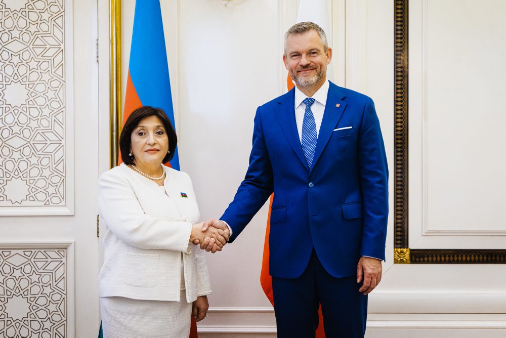 Prezident SR Peter Pellegrini sa v Baku stretol so šéfkou parlamentu Sahibou Gafarovovou 