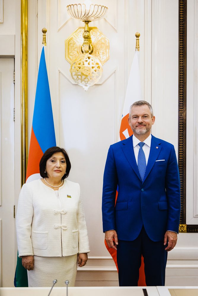 Prezident SR Peter Pellegrini sa v Baku stretol so šéfkou parlamentu Sahibou Gafarovovou 