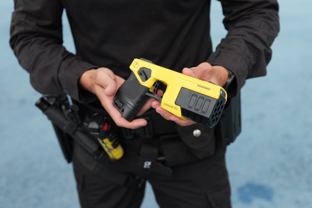 Predstavenie novej generácie elektrických paralyzátorov TASER 10