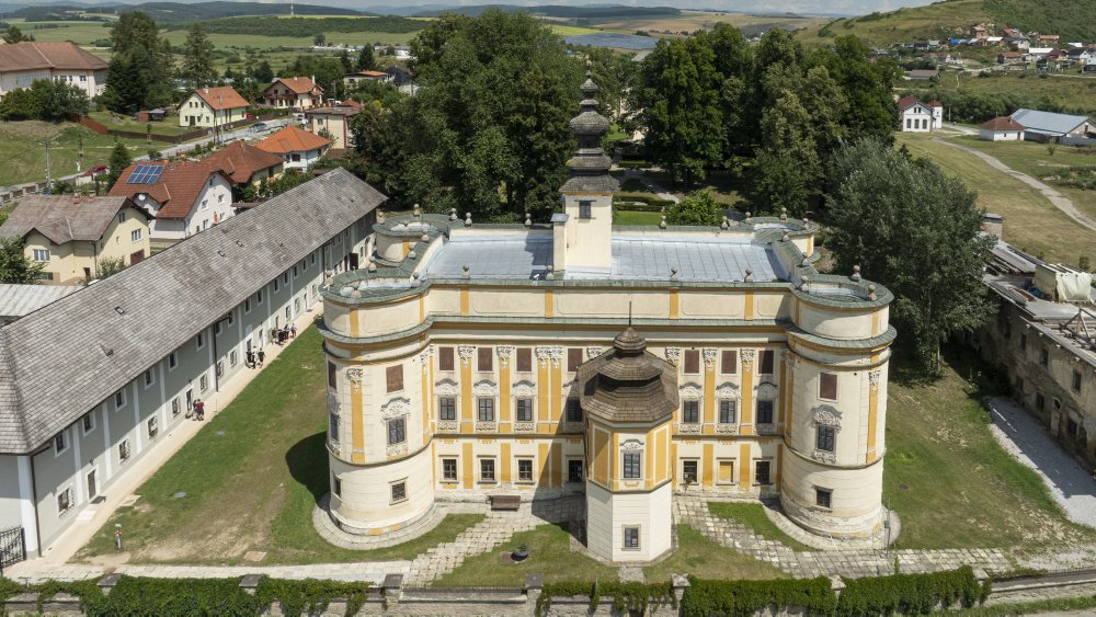 Kaštieľ a letohrádok Dardanely v Markušovciach