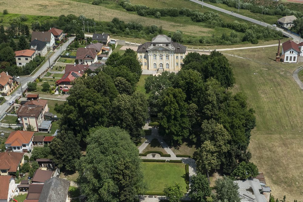 Kaštieľ a letohrádok Dardanely v Markušovciach