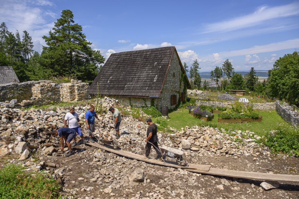 Práce na revitalizácii Kláštoriska v Slovenskom raji pokračujú