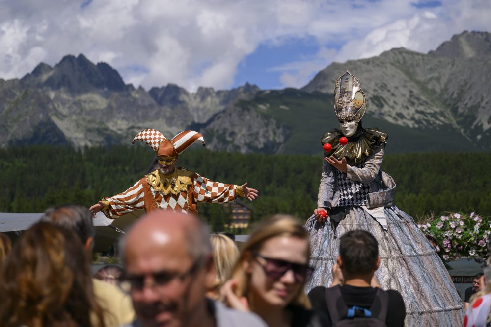 Člnkovanie na Štrbskom plese v benátskych maskách 