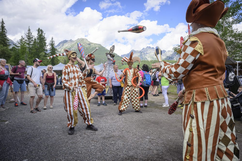 Benátske masky a živé sochy na Štrbskom plese 