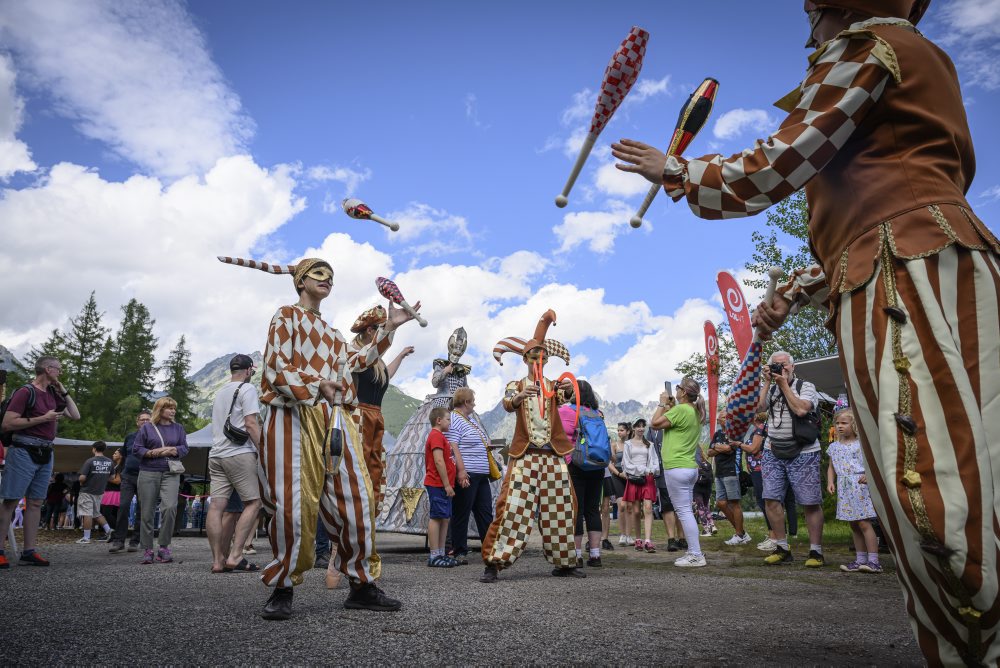 Benátske masky a živé sochy na Štrbskom plese 