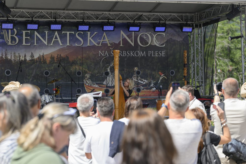 Benátske masky a živé sochy na Štrbskom plese 