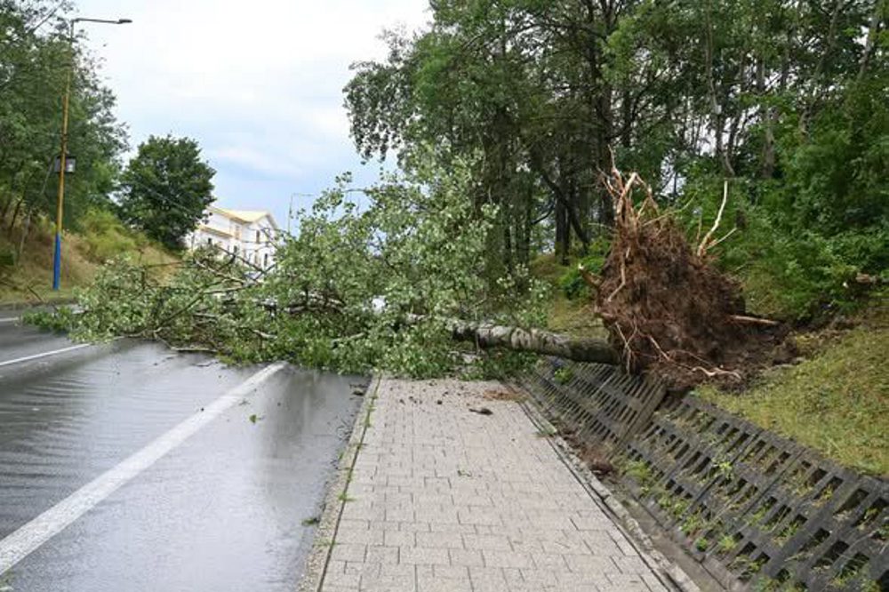 Humenné zasiahla silná búrka s krupobitím, vyvracala stromy a zaplavila ulice