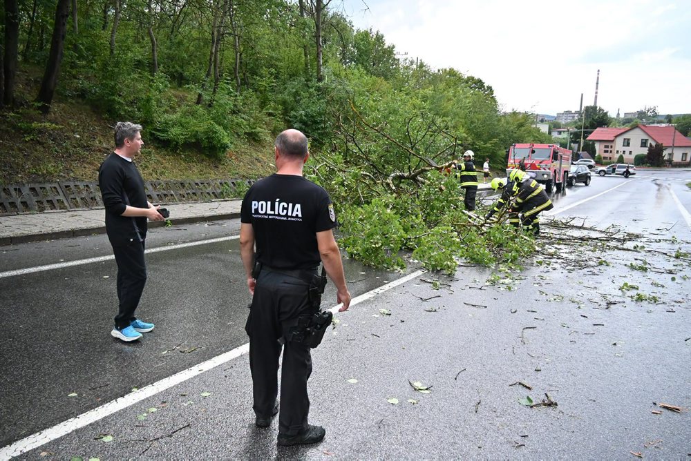 Humenné zasiahla silná búrka s krupobitím, vyvracala stromy a zaplavila ulice
