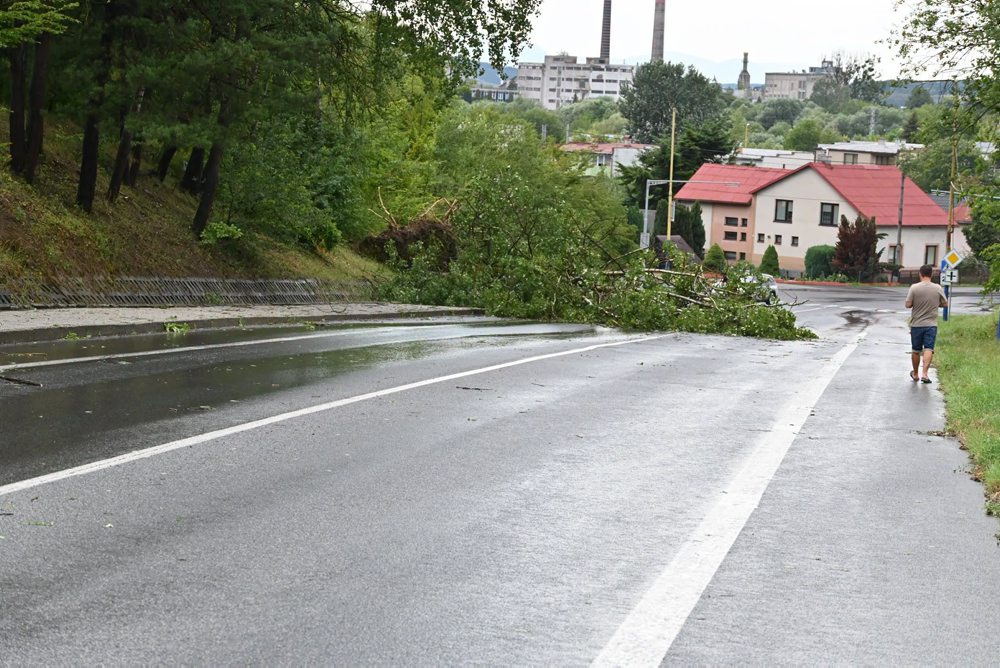 Humenné zasiahla silná búrka s krupobitím, vyvracala stromy a zaplavila ulice