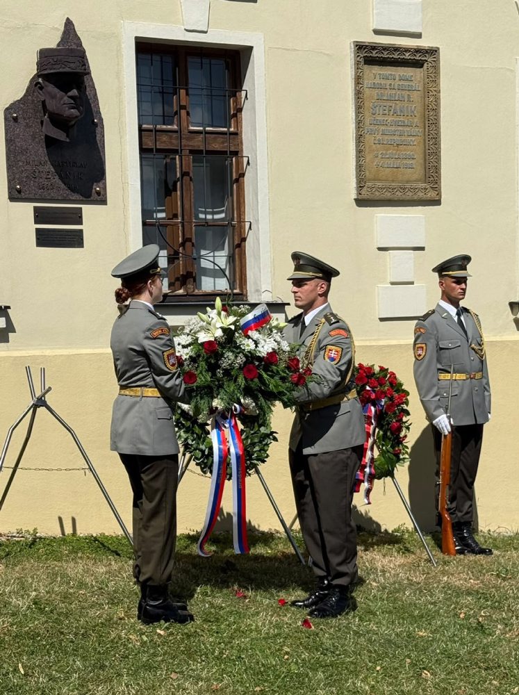 146. výročie narodenia Milana R. Štefánika pred jeho rodným domom v obci Košariská 