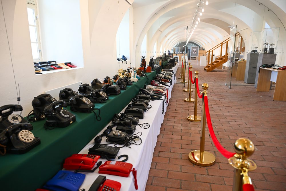 Výstava najväčšej zbierky pevných telefónov na Holíčškom zámku