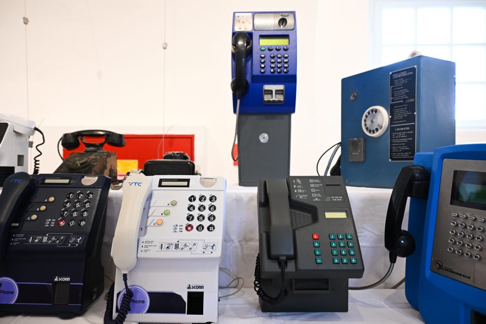 Výstava najväčšej zbierky pevných telefónov na Holíčškom zámku