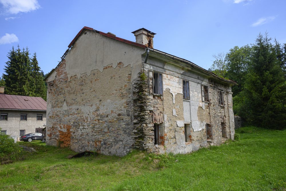 Ruiny valcovne plechu a torza vysokej pece v obci Valkovňa