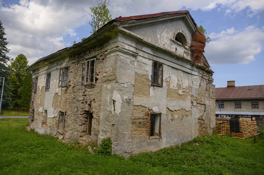 Ruiny valcovne plechu a torza vysokej pece v obci Valkovňa