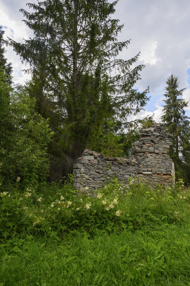 Ruiny valcovne plechu a torza vysokej pece v obci Valkovňa