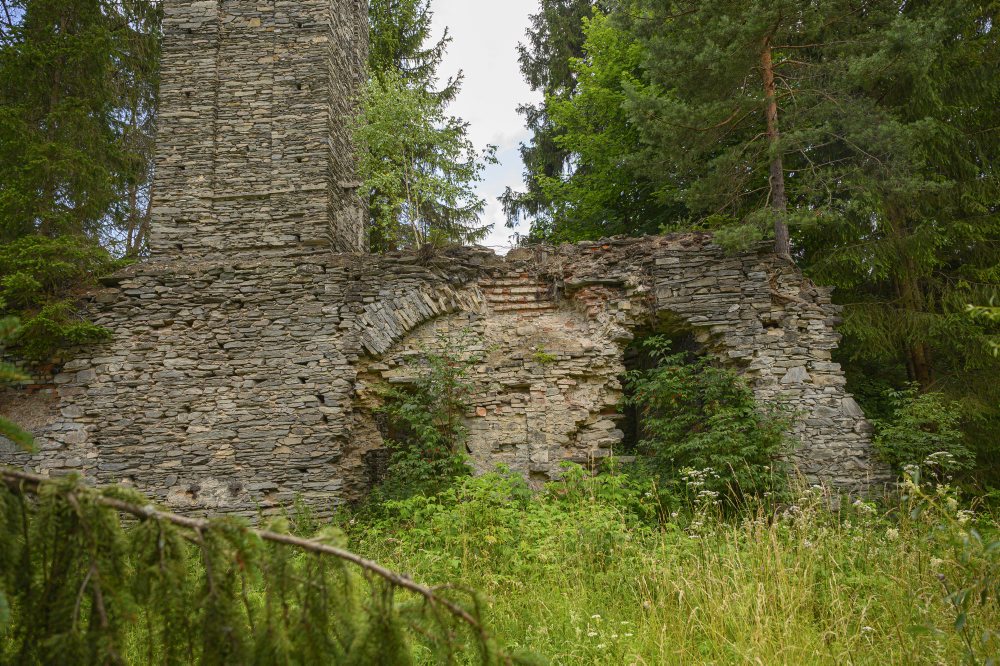 Ruiny valcovne plechu a torza vysokej pece v obci Valkovňa
