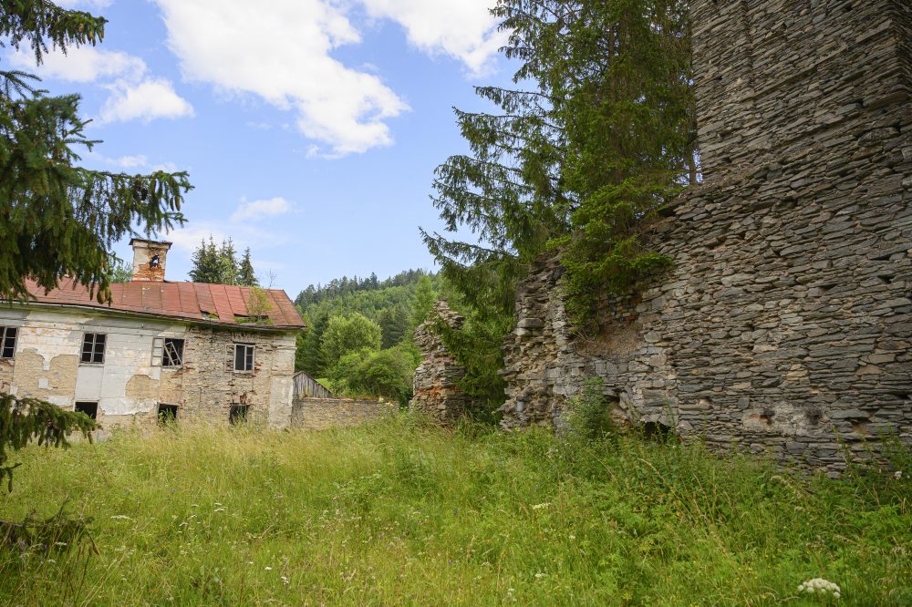 Ruiny valcovne plechu a torza vysokej pece v obci Valkovňa